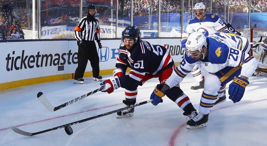 Girgensona pārstāvētā 'Sabres' tradicionālajā 'Winter Classic' mačā zaudē 'Rangers' hokejistiem