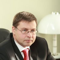 Valdības atļautā algu kāpuma strupceļš: Dombrovskis to liek 'pārskatīt un piezemēt'