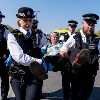 Vides aizstāvju protestos Londonā vairāk nekā 700 aizturētie