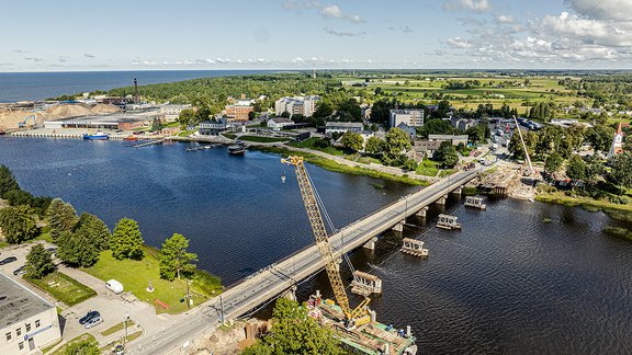 Построены опоры временного моста через Салацу в Салацгриве; в сентябре начнут демонтаж существующего моста