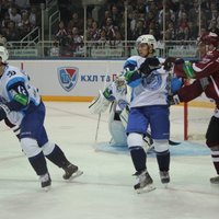 Novājinātais Rīgas 'Dinamo' bezzobaini zaudē Minskā