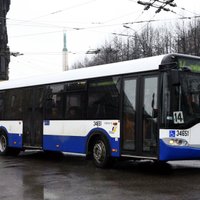 Ziemassvētkos Rīgā būs izmaiņas sabiedriskā transporta un autostāvvietu darbā