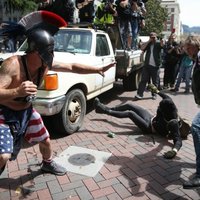 Foto: Kalifornijā protests par Trampa nodokļu deklarāciju publiskošanu pāraug vardarbībā