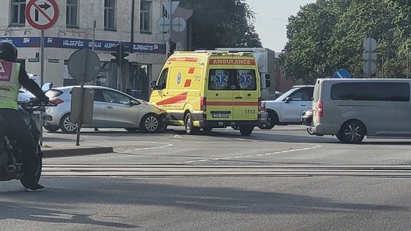 ФОТО: в Риге столкнулись "скорая" и легковой автомобиль