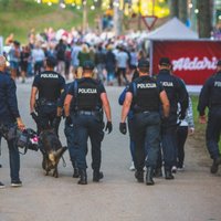Foto: Policija uzrauga kārtību 'Positivus' festivālā
