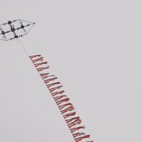 ВИДЕО: Разработанный в Латвии дрон поднял на высоту 100 метров 100 латвийских флагов