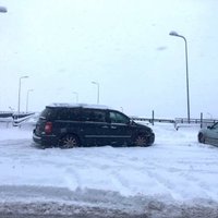 Rīga cīņai ar sniegu mobilizē visu pieejamo tehniku; uzlabojumus sola pēcpusdienā