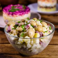 Baltā galdauta svētku rota – salāti latviskās garšās un krāsās