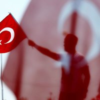 Turcija slēdz kurdu medijus; atlaiž 10 000 ierēdņu un drošībnieku