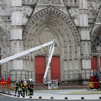 Francijā Nantes pilsētas katedrālē izcēlies liels ugunsgrēks
