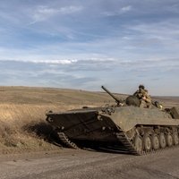 Luhanskas apgabalā norit kaujas par stratēģiski nozīmīgu šoseju, ziņo britu izlūki