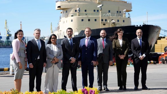 Parakstīts sadarbības memorands starp Rīgas ostu un globālo ostu operatoru "AD Ports Group"