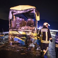 Foto: Vācijā autobusa un kravas mašīnas sadursmē bojā gājis cilvēks; vēl 18 ievainoti