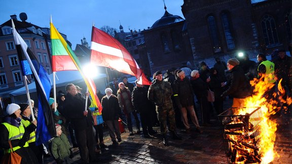 "Baltijas ceļa" ugunskuri Doma laukumā - 2