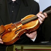 Amerikā asiņainā laupīšanā nozagta kārtējā Stradivāri vijole