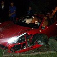 ВИДЕО: Авария в Юрмале - водитель Ferrari 458 не справился с управлением