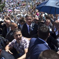 Премьер Сербии сбежал с траурной церемонии в Сребренице