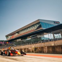 Divi latvieši motorsporta simulatorā nopelna iespēju braukt ar ‘Formula 4’