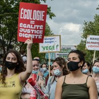 Francijā milzu pūļi protestē pret nepietiekamu radikālu klimata pārmaiņu apkarošanu