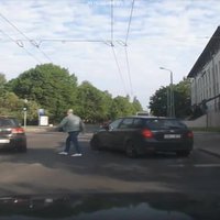 ВИДЕО: Мужчина угрожает водителю "учебки" (дополнено комментарием)