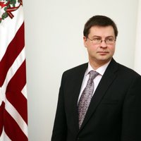 Dombrovska piedāvājums: minimālās algas palielināšana un pensiju indeksācija no 2014.gada