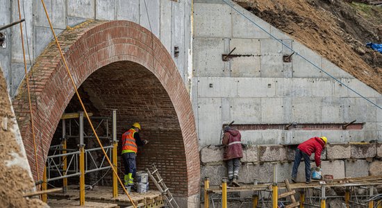 Foto: Par 1,07 miljoniem eiro atjauno vairāk nekā 100 gadus veco Līgatnes caurteku