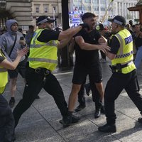 Lielbritānijā galēji labējie protestētāji iesaistās sadursmēs ar policiju