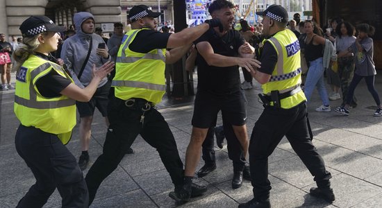 Lielbritānijā galēji labējie protestētāji iesaistās sadursmēs ar policiju