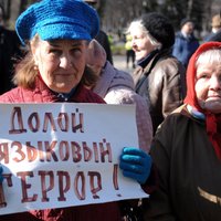 Foto: Grupiņa ļaužu pie Ministru kabineta pauž atbalstu krievu skolām