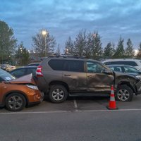 ФОТО: В Риге на парковке у аэропорта разбиты три машины