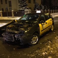 ФОТО: Ford не заметил дорожный знак и столкнулся с Audi; таксист госпитализирован