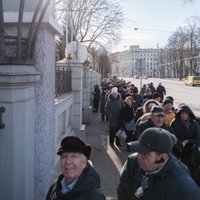 Foto: Pie Krievijas vēstniecības novērojama liela vēlētāju aktivitāte