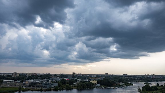 negaisa mākoņi virs Rīgas