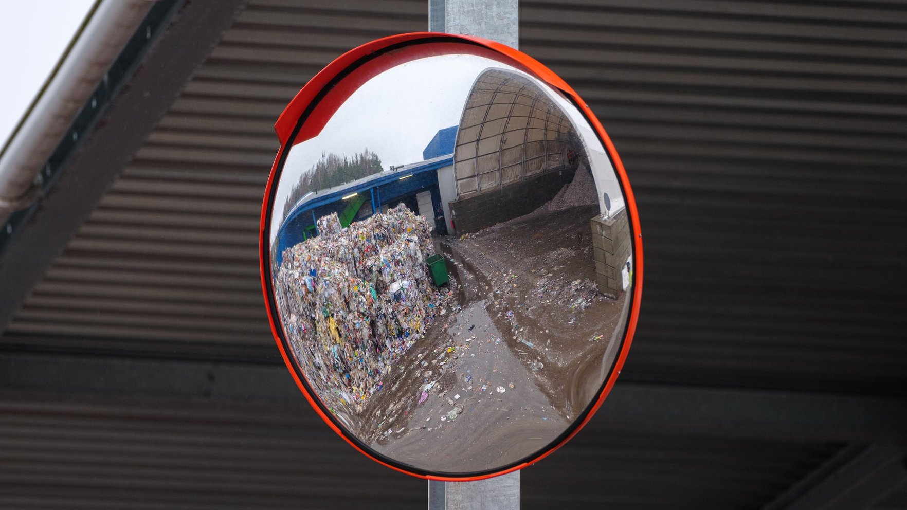 Nelikumīga atkritumu apsaimniekošana radījusi 1,8 miljonu eiro kaitējumu; lietu nodod tiesai