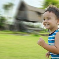 Kā bērnu iemācīt skriet un uztrenēt vairāku kilometru garam treniņam? Nodarbību grafiks