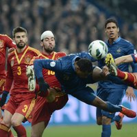 Spānijas futbolisti viesos uzvar Franciju; Anglija nespēj uzvarēt Melnkalnē