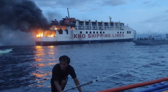 Foto: Milzu liesmas plosa pasažieru prāmi Filipīnās