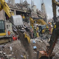 Bangladešas sagruvušās ēkas upuru skaits pārsniedz 700