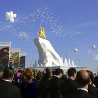 Foto: Turkmenistānas prezidents sev par godu uzcēlis zeltītu pieminekli