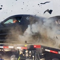 Video: Uz jaudas stenda pie 240 km/h sprāgusi riepa izārda auto