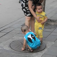 Kāpēc ķīniešu bērni nekad nepietaisa bikses?
