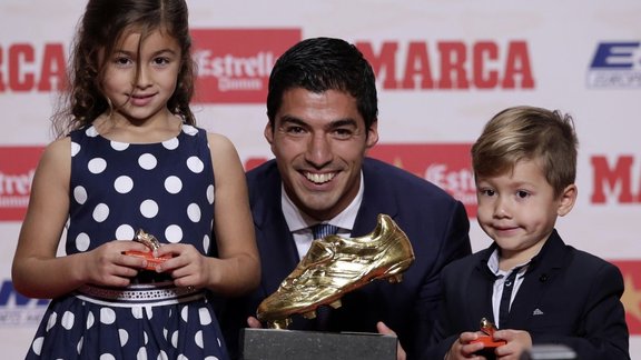 Barcelona Luis Suarez with daughter Delfina and Benjamin