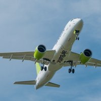 В Ригу вернулся самолет airBaltic, летевший в Хорватию: бортпроводникам вызвали скорую