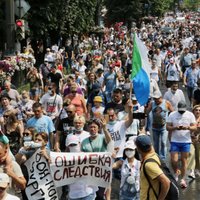 Habarovskā desmitiem tūkstoši cilvēku piedalās protestā pret novada gubernatora aizturēšanu