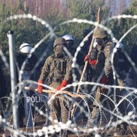 Polija pie Baltkrievijas robežas aizturējusi 100 migrantus