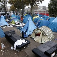 Парижская полиция закрывает лагерь мигрантов у метро "Сталинград"