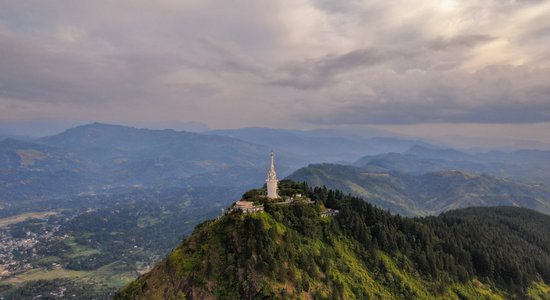 Izaicinājums bezbailīgajiem – mākoņus caurdurošs tornis Šrilankā