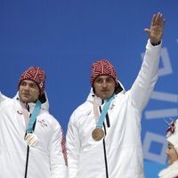 Foto: Oskars Melbārdis un Jānis Strenga saņem Phjončhanas olimpisko spēļu bronzas medaļas