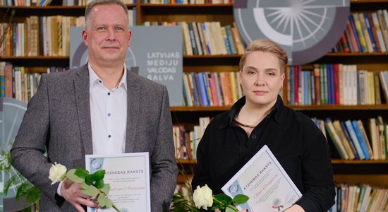 'Delfi TV' raidījumu vadītāji Dragiļeva un Auzāns saņem Latvijas mediju valodas veicināšanas balvas