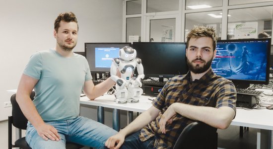 Pasniedzējs dzer kafiju, lekciju vada robots. TSI studenti apmāca jaunu 'profesoru'